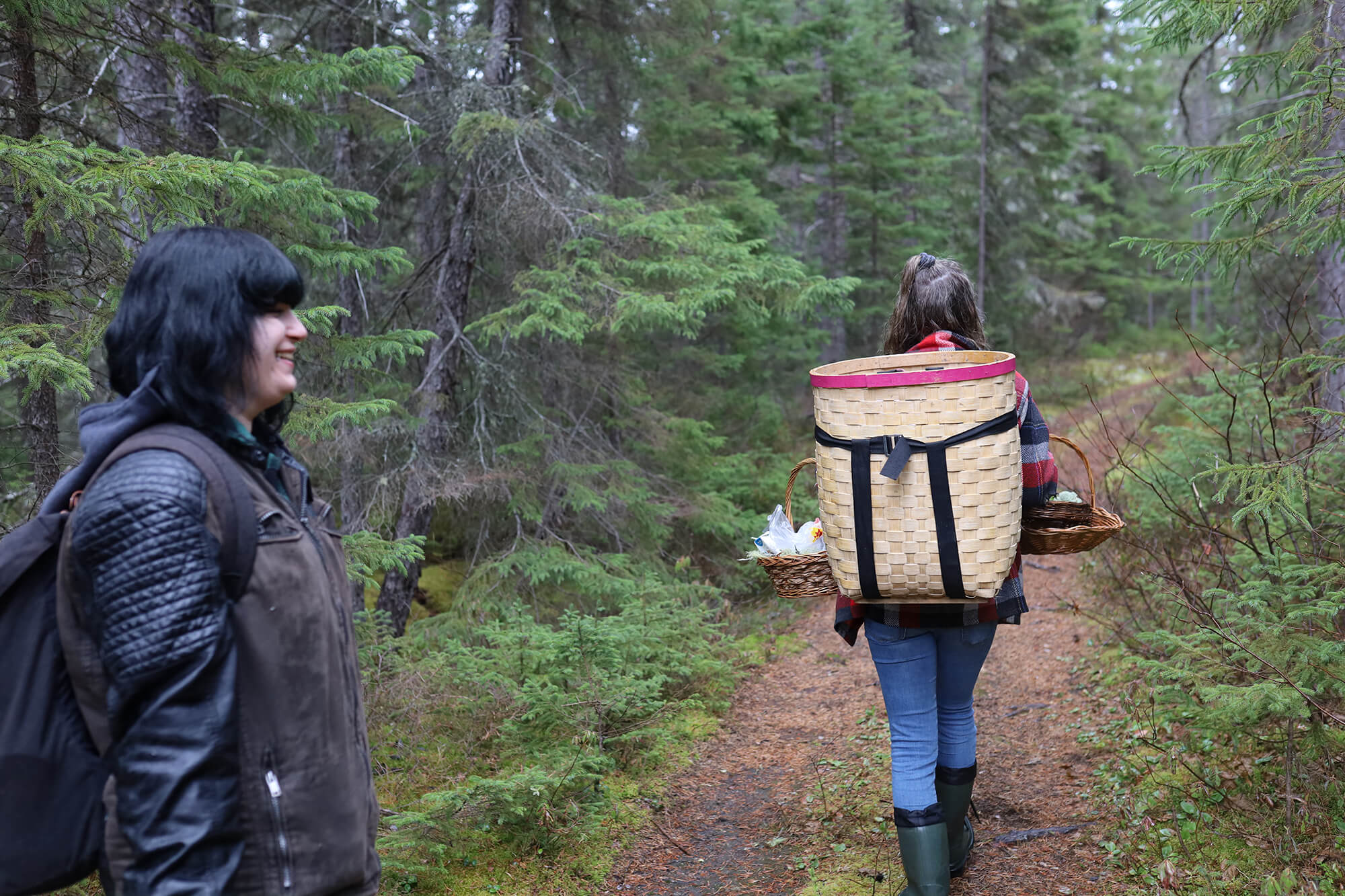 Personne souriante et La coureuse des bois en forêt